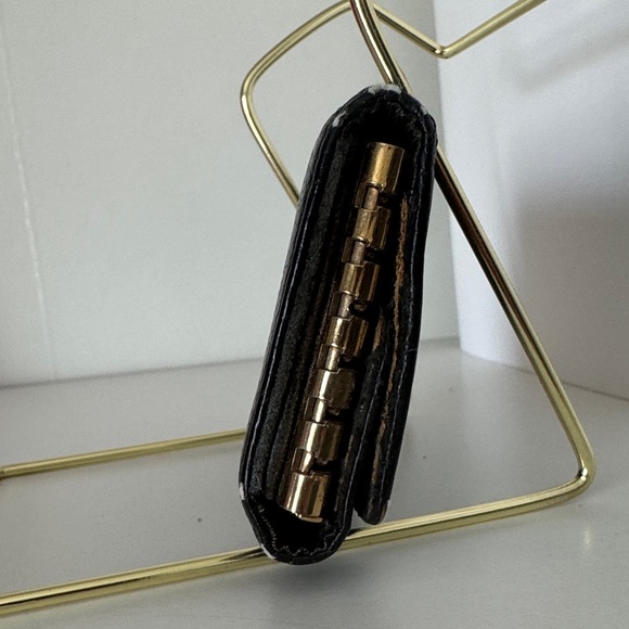 CHANEL CC Vintage Caviar Leather 6
Ring Key Case Authentic - Picture 4 of 9